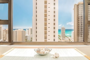 Interior - Oceanview condo w/ lanai, pool access, & parking (Honolulu)