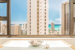 Interior - Charming 1BR: Waikiki Banyan, Ocean View + Parking! (Honolulu)