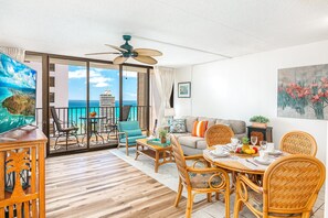 Outdoor dining - Charming 1BR: Waikiki Banyan, Ocean View + Parking! (Honolulu)