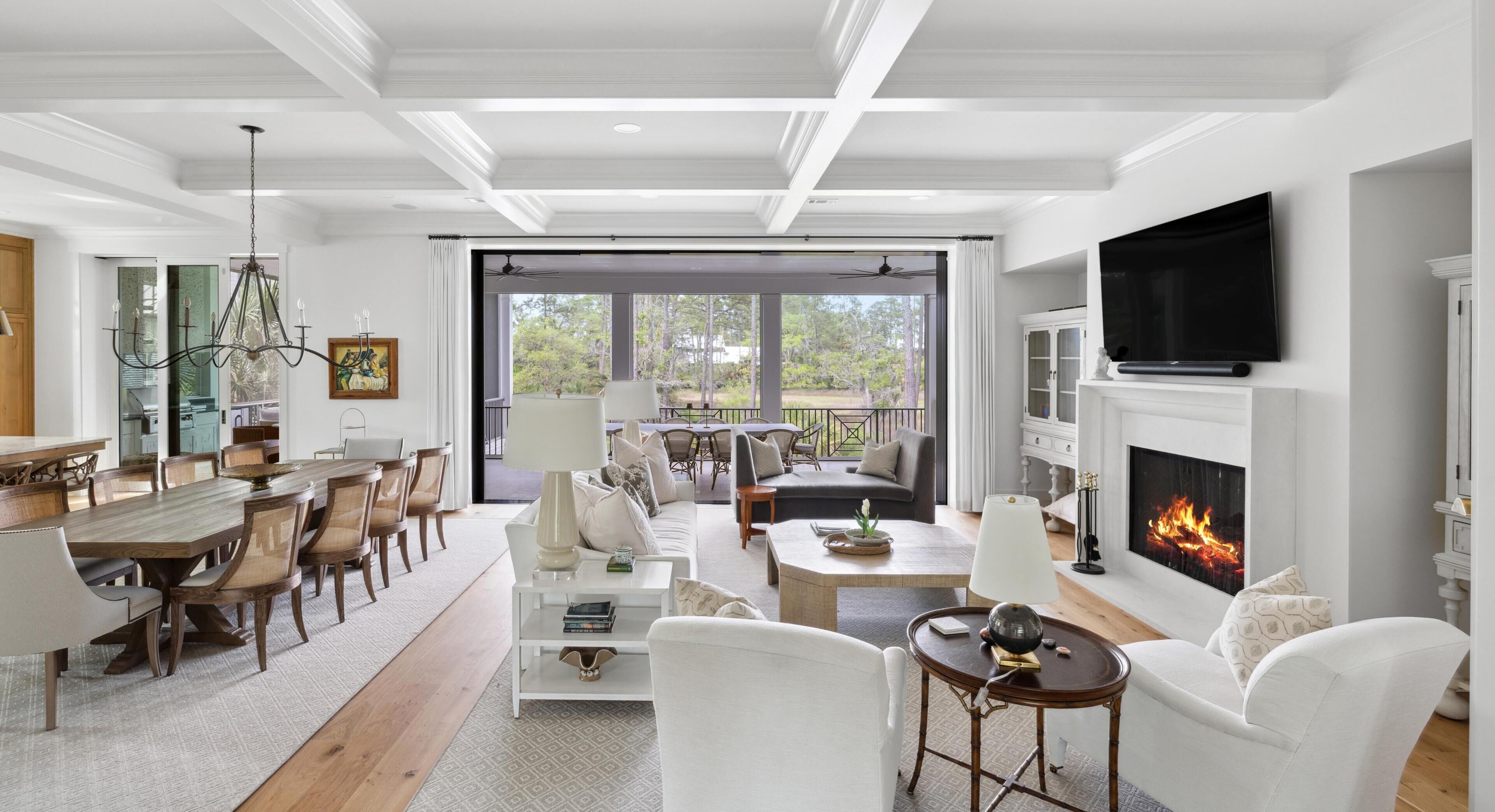 Televisie, een open haard en boeken