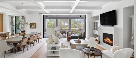 Fernseher, Kamin, Bücher