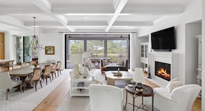 Téléviseur, foyer, livres