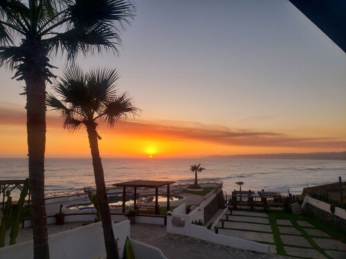 Oceanfront suite with king bed, bbq, pool, jacuzzi, private gate to the beach