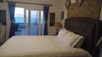 1 室のベッドルーム、セーフティボックス (室内)、デスク、アイロン / アイロン台