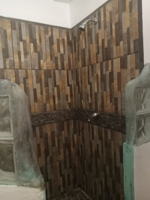 Dusche, umweltfreundliche Kosmetikartikel, Haartrockner, Handtücher