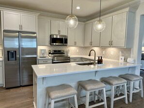 冷蔵庫、電子レンジ、オーブン、コンロ