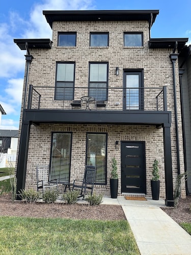 Hidden Retreat Luxury Townhome - 3 Bd/2.5Ba 1 Mi to I24, 5 Mi to Shopping & MTSU