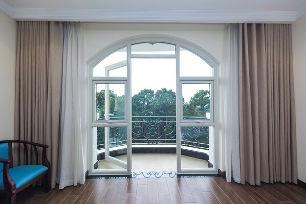 Deluxe Double Room | In-room safe, desk, free WiFi - calyssa hotels & village (Da Lat)