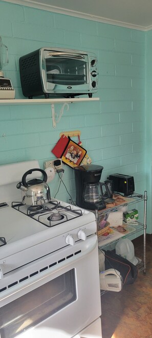 Een koelkast, een microgolfoven, een oven, een kookplaat