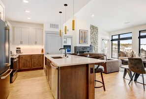 冷蔵庫、電子レンジ、オーブン、コンロ