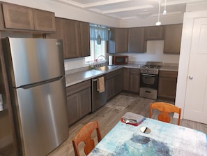 Fridge, microwave, oven, stovetop - Geneva on the Lake HOT SPOT, 3 bedrooms/ w loft,2 bath ,sleeps 8-10. Huge deck . (Geneva)