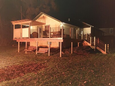 Geneva on the Lake HOT SPOT, 3 bedrooms/ w loft,2 bath ,sleeps 8-10. Huge deck .