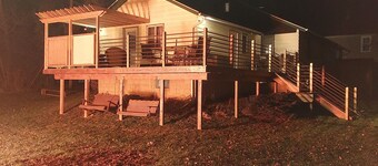 Geneva on the Lake HOT SPOT, 3 bedrooms/ w loft,2 bath ,sleeps 8-10. Huge deck .