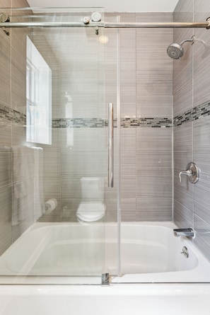 Sèche-cheveux, bidet, serviettes fournies, savon