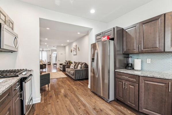 Refrigerador, microondas, horno, placa de cocina