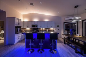 Fridge, microwave, oven, stovetop - Luxe 5br Cali Palms Oasis only 5 min to Desert Horse Park, Music Festivals, PGA (Thermal)