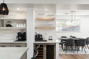 Køleskab, mikrobølgeovn, ovn, kogeplade