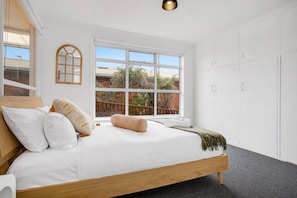 3 bedrooms, iron/ironing board, travel cot, free WiFi - Stunning Ocean View Perfect for Groups & Families (Ocean Vista)