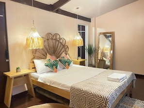 7 makuuhuonetta, työpöytä, ilmainen Wi-Fi, vuodevaatteet