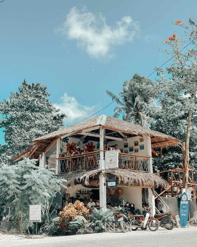 5 Minutes away from the world famous Cloud 9 Surf Spot.