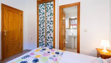 1 slaapkamer, een strijkplank/strijkijzer, reisbedje, gratis wifi