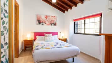 1 quarto, ferros/tábuas de passar roupa, berço de viagem