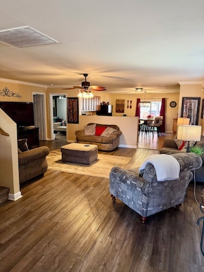 Smart TV, video games, ping pong, video library - Cozy 5 bedroom/ 9 beds, 3 full baths with game room (Huntsville)
