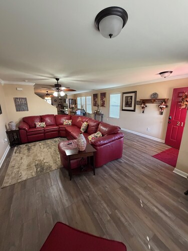 Cozy 5 bedroom/ 9 beds, 3 full baths with game room