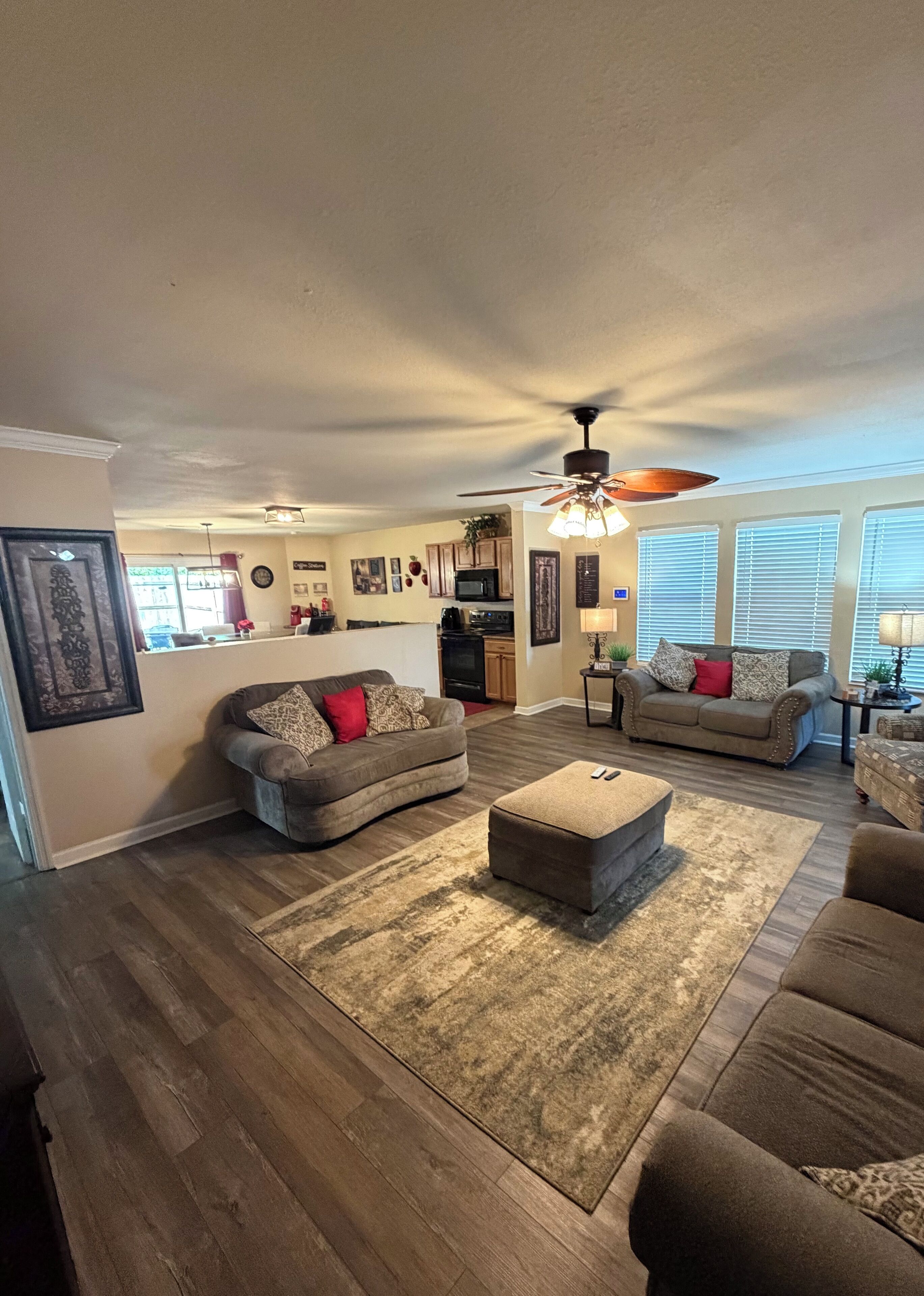 Een smart-tv, videogames, een tafeltennistafel en een filmbibliotheek