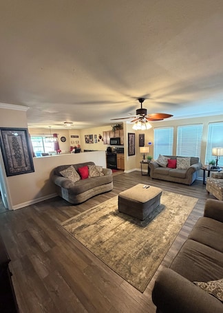 Smart TV, video games, table tennis, video library. Cozy 5 bedroom/ 9 beds, 3 full baths with game room