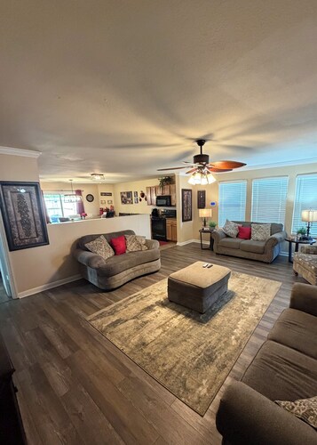 Cozy 5 bedroom/ 9 beds, 3 full baths with game room