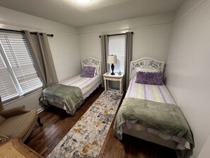 2 quartos, ferros/tábuas de passar roupa, berço de viagem