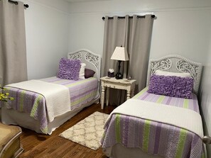 2 habitaciones, tabla de planchar con plancha y cuna de viaje