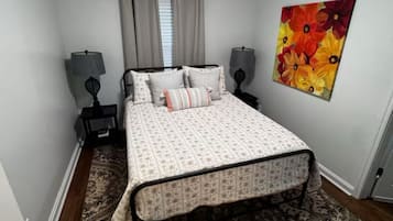 2 habitaciones, tabla de planchar con plancha y cuna de viaje
