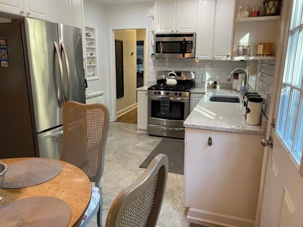 Fridge, microwave, oven, stovetop - Cozy 2BR Near Marietta Square and Braves Stadium (Marietta)