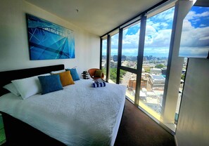 2 soverom, skrivebord, strykejern/-brett og reiseseng for barn