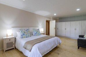 5 slaapkamers, een bureau, een strijkplank/strijkijzer, gratis wifi