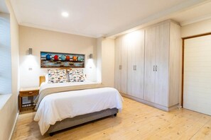 5 quartos, escrivaninha, ferros/tábuas de passar roupa