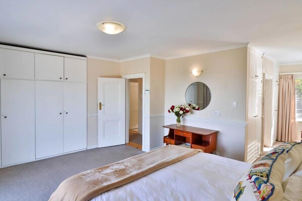 5 bedrooms, desk, iron/ironing board, free WiFi