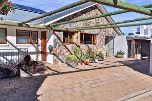 Exterior - Sea Valley Lodge X | 180 degree sea views (Hermanus)