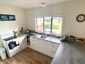 冷蔵庫、オーブン、電気ポット、トースター