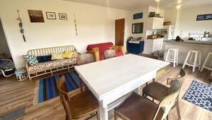 Un espacio habitable compacto con comedor, kitchenette y sofá.