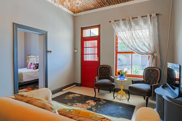 2 bedrooms, free WiFi, bed sheets - Bietjie Sjiek | Charming Kleinmond Coastal Escape (Kleinmond)