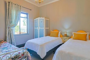 2 bedrooms, free WiFi, bed sheets - Bietjie Sjiek | Charming Kleinmond Coastal Escape (Kleinmond)