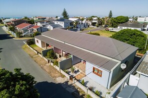 Exterior - Bietjie Sjiek | Charming Kleinmond Coastal Escape (Kleinmond)