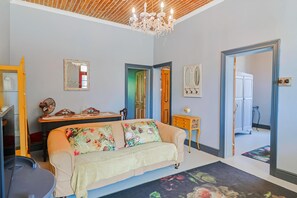 TV - Bietjie Sjiek | Charming Kleinmond Coastal Escape (Kleinmond)