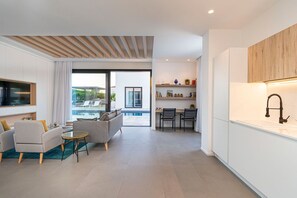 Interior - Stunning private villa for 12 guests with A/C, private pool, WIFI, TV and patio (Syracuse)
