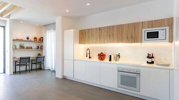 Frigorifero, microonde, forno, piano cottura