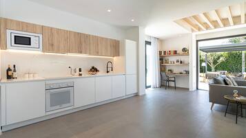 Frigorifero, microonde, forno, piano cottura