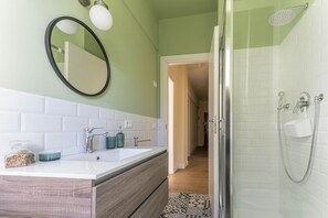 Dusche, Haartrockner, Bidet